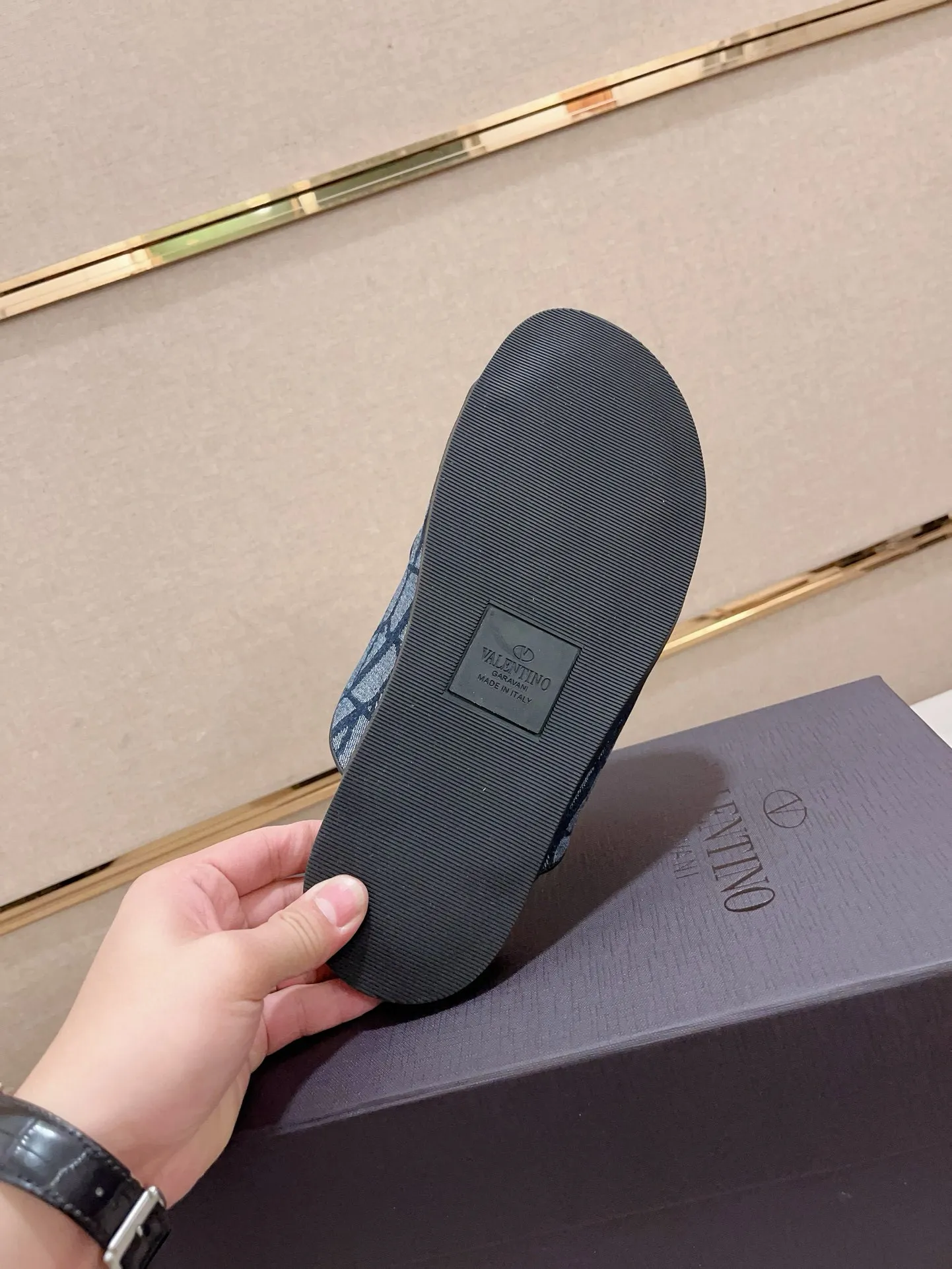 Men's shoes💰: 440💰[Valentino] New men's boutique slippers, counter quality, classic plaid, the actual workmanship is quite complex🔰The uppers are made of imported fabrics➕🐑Sheepskin lining, which tests the craftsman's craftsmanship➕original PU outsole. Size: 38-44 (45 can be customized, non-refundable)